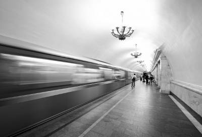 Полицейские приняли роды на станции метро в Москве