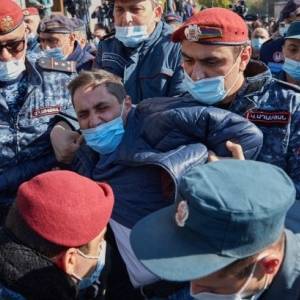 Протестующие в Ереване пытались прорваться в здание правительства