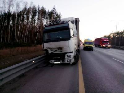 В Воронеже в столкновении двух грузовиков погиб водитель КамАЗа