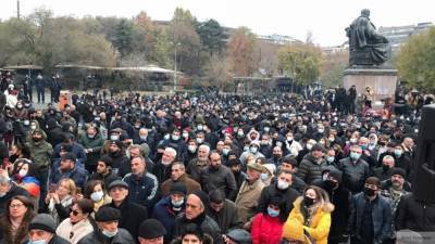 Правоохранители задерживают протестующих у здания правительства в Ереване