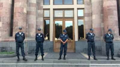 Протестующие в Армении пытаются прорваться в здание правительства
