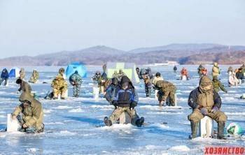 МЧС предупреждает вологодских рыбаков: лед тонкий, ловить рыбу опасно