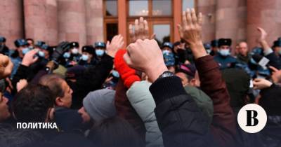 Активисты армянской оппозиции попытались попасть в здание правительства