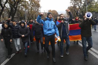 Оппозиционеры в Армении перекрыли движение рядом со зданием кабмина