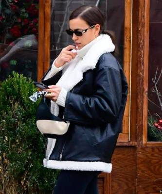 Ирина Шейк доказывает, что белые сапоги — лучшая покупка этой зимы