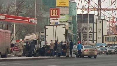 В Тюмени на улице Пермякова столкнулись 2 грузовика и 2 легковых авто