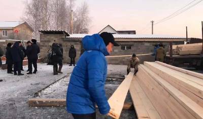 Чиновники из Башкирии помогают многодетной семье построить дом после пожара