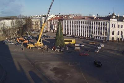 На Октябрьской площади в Пскове установили елочный конус