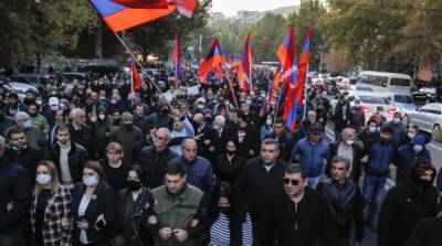 В Ереване митингуют за отставку Пашиняна: люди пытались прорваться в здание правительства