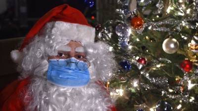 Санта в медицинской маске устроил заплыв «на попугае» по улицам Венеции — видео