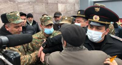 Родные пропавших солдат собрались у части в Эчмиадзине: инцидент с военными - видео