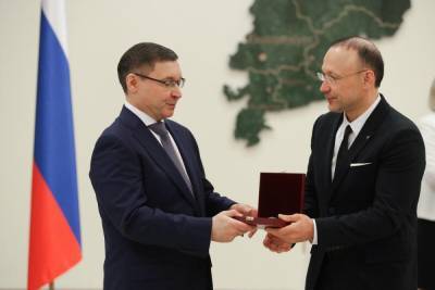 Уральский полпред вручил Игорю Алтушкину правительственную награду