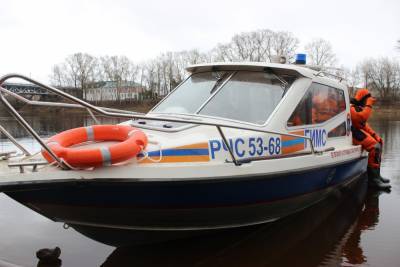 В Тверской области из воды озера достали тело утонувшего мужчины