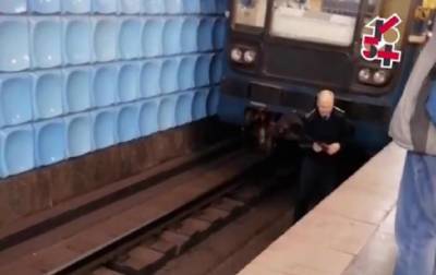В метро Харькова мужчина попал под поезд