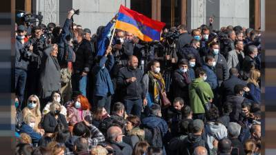 Протесты в Армении усилились: люди требуют ухода Пашиняна и атакуют здание правительства