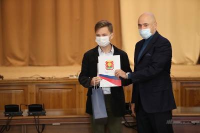 Игорь Артамонов вручил паспорта лучшим представителям молодёжи региона