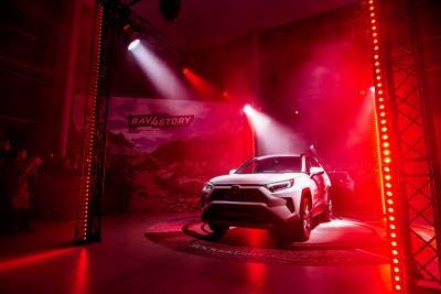 Полный заряд за десять минут: Toyota представит прототип нового электромобиля