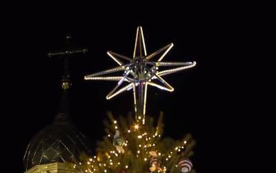 В Киеве закончили наряжать главную елку столицы: как выглядит новогодняя красавица, фото