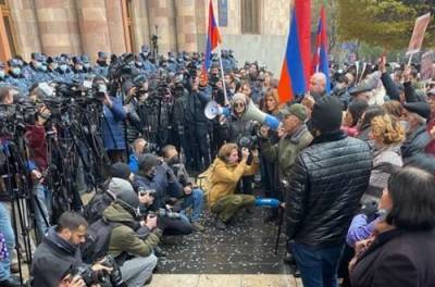 В Ереване протестующие схлестнулись с полицией. ВИДЕО