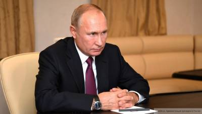 Путин призвал обсуждать риски закона об иностранных агентах