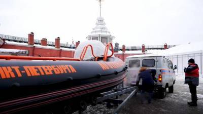 Спасатели Петербурга подготовились к сезону зимней рыбалки и экстремалов на льду