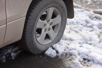 В центре Саратова в лед вмерз десяток автомобилей