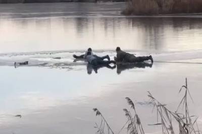 В Харькове мужчина ловил рыбу и провалился под лед