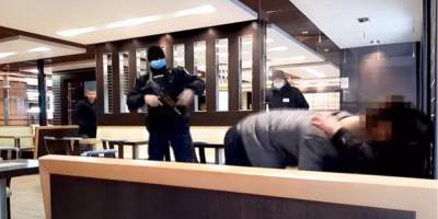 Полиция обнародовала видео задержания мужчины, угрожавшего гранатой в одесском McDonald’s