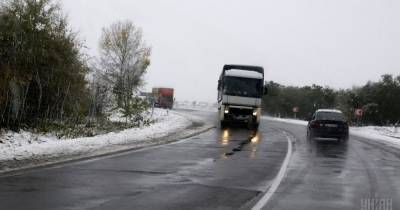 Из-за непогоды в трех областях Украины ограничат движение фур и автобусов