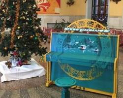 На вокзале Орла поставили новогоднее лазурное пианино