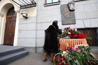В Москве установлена мемориальная доска Лужкову