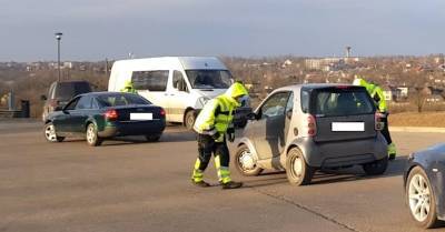 ФОТО. Рейд CSDD в Курземе: три машины остались без техосмотра из-за "лысой" резины