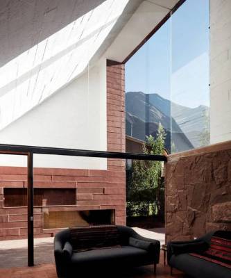 Дом из красного камня в Перу