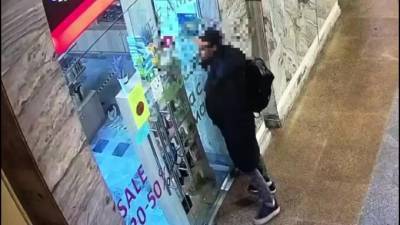 Ограбление магазина косметики на Московском вокзале попало на видео