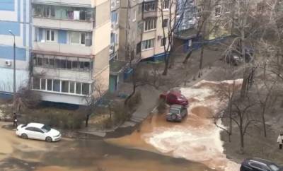 В Киеве появилось новое "озеро": Видео порыва трубы на Троещине