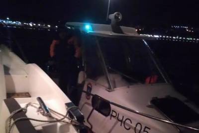 В Геленджике спасатели отбуксировали к причалу яхту, застрявшую посреди моря