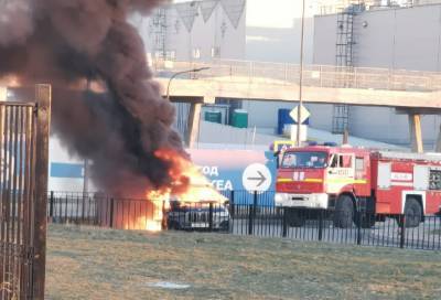 В Ленобласти возле ТЦ «Мега Дыбенко» дотла сгорел BMW