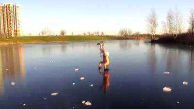 Видео: в Купчино мужчина станцевал брейк-данс на льду без одежды