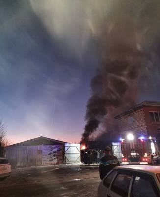 В Удмуртии из горящего здания вынесли два газовых баллона