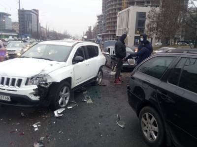 В Киеве Jaguar возле моста Патона протаранил две машины, есть пострадавшие: видео