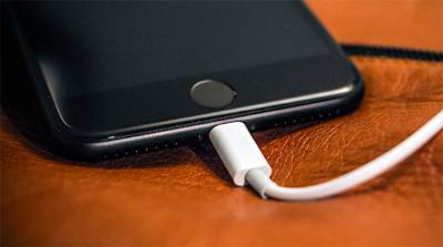 Apple размышляет над тем, чтобы убрать кабель для зарядки из комплекта будущих iPhone
