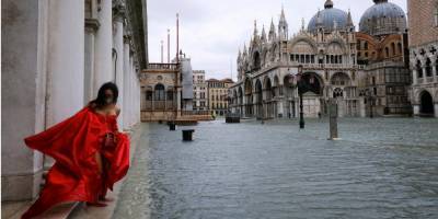 Забыли про шлюзы. Венеция оказалась под водой из-за ошибки синоптиков — фоторепортаж