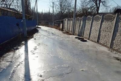 В Донецке улицы покрылись толстым слоем льда, фото