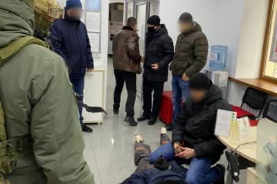 В Донецкой области мужчина захватил трех заложниц в банке и угрожал взорвать отделение