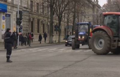 Фермеры устроили акцию протеста на тракторах в центре Кишинева