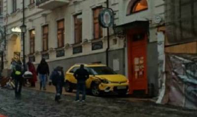 В Киеве на Андреевском спуске машина въехала в людей: Фото