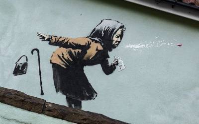 Бэнкси нарисовал граффити с чихающей пенсионеркой