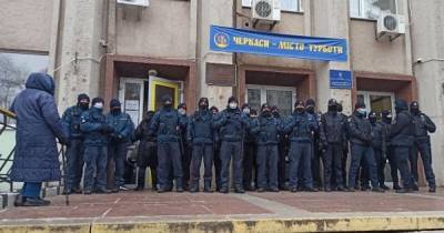 В Черкассах возле горсовета активисты потолкались с полицией