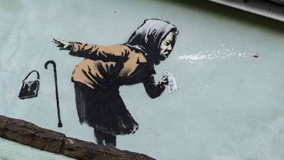 Новое граффити Бэнкси с чихающей старушкой появилось в Бристоле