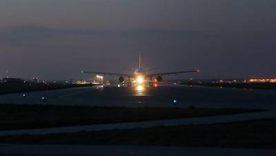 В аэропорту "Борисполь" на взлетно-посадочных полосах – лед, самолеты отказываются садиться